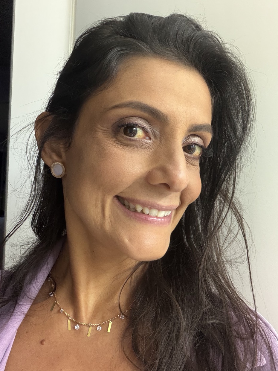 Drica Ricci em retrato próximo, sorrindo, com luz natural suave.